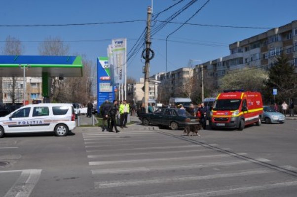 Haos în intersecţia din zona Far: 3 autoturisme au intrat în coliziune şi două tinere au fost lovite pe trecerea de pietoni de un gură cască